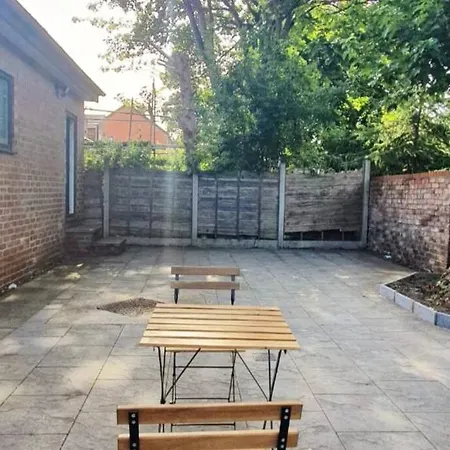 Beautiful And Spacious Apartment: 3 Beds & 2 Bath - Newly Renovated ,open-plan Kitchen/living *