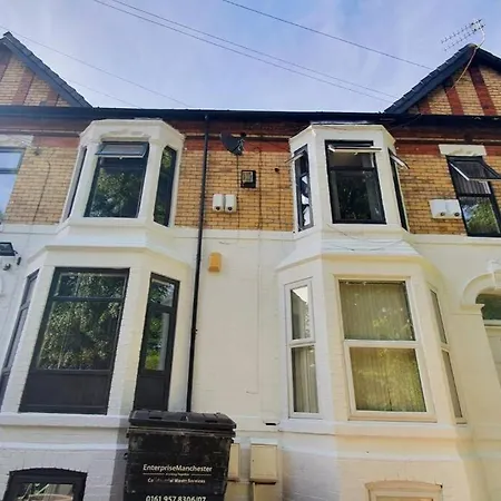 Beautiful And Spacious Apartment: 3 Beds & 2 Bath - Newly Renovated ,open-plan Kitchen/living * Manchester