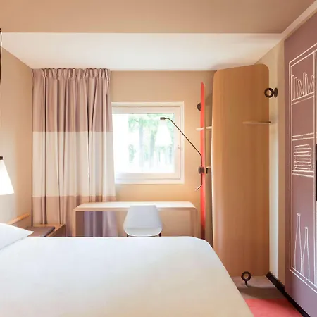 Ibis Centre 96 Portland Street 3*