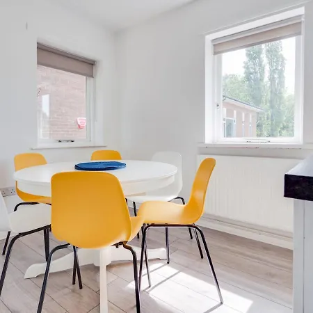 Pass The Keys Lovely 3 Bedroom Golf Club And Parking Манчестер