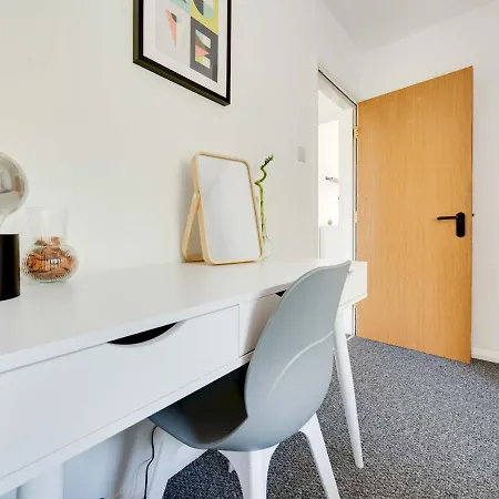 Pass The Keys Lovely 3 Bedroom Golf Club And Parking Holiday home Manchester