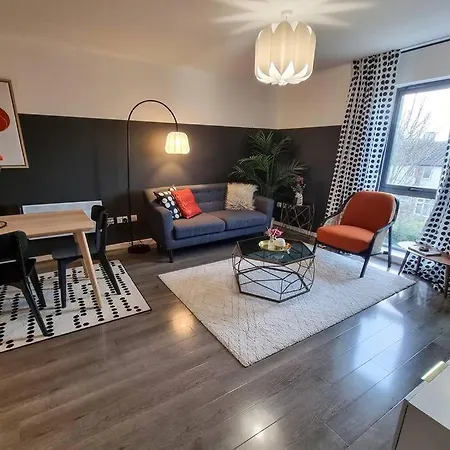 Couples Retreat / Workers Paradise + Free Parking Манчестер