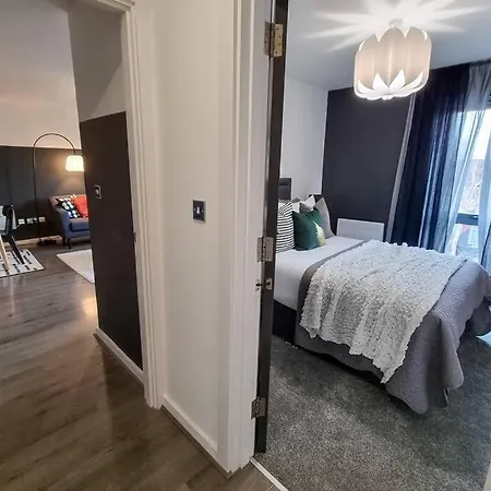 Couples Retreat / Workers Paradise + Free Parking *