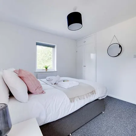 Pass The Keys Lovely 3 Bedroom Golf Club And Parking Holiday home Manchester