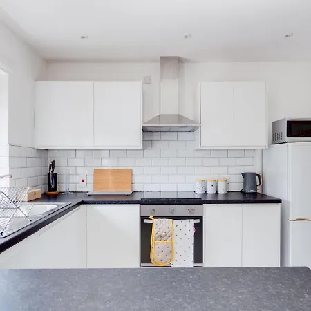 Pass The Keys Lovely 3 Bedroom Golf Club And Parking Holiday home Manchester