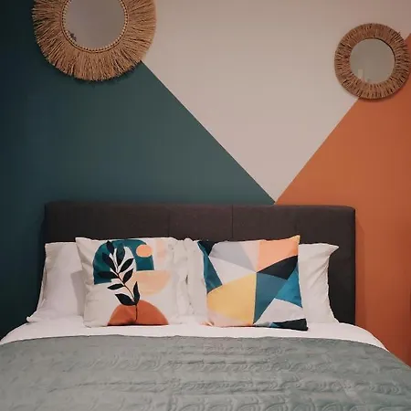 Bee - Byron House * 맨체스터