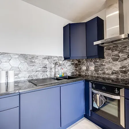 Large 2 Bed 2 Bath *