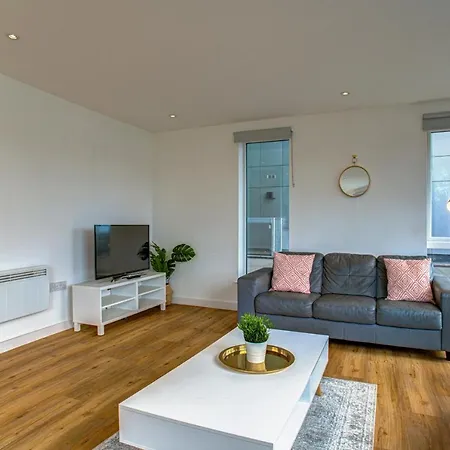 Lovely 2-bed In With Parking *