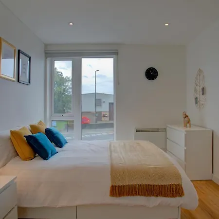 Lovely 2-bed In With Parking マンチェスター