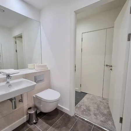 Luxury Centre Townhouse With Parking *