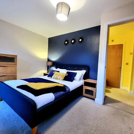 Luxury 2-bedroom Service With Balcony Apartment *