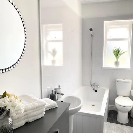Cosy Cheerful 2 Bedrooms Near Piccadilly, Etihad Stadium Sleeps Up To 5 * Mánchester
