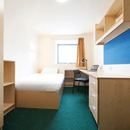 Great Single Room Close To The Whitworth Hostel