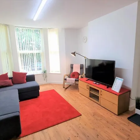 Beautiful And Spacious Apartment: 3 Beds & 2 Bath - Newly Renovated ,open-plan Kitchen/living Apartment Manchester
