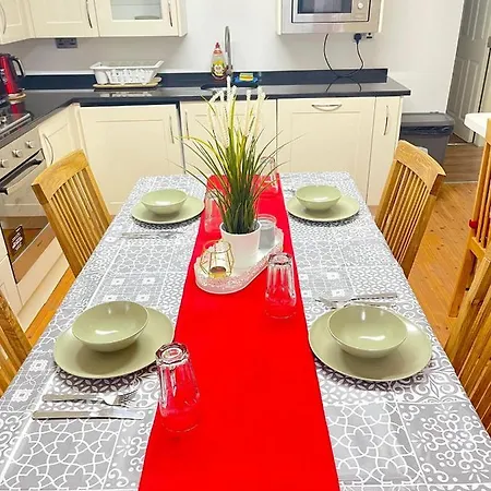 Beautiful And Spacious Apartment: 3 Beds & 2 Bath - Newly Renovated ,open-plan Kitchen/living Manchester