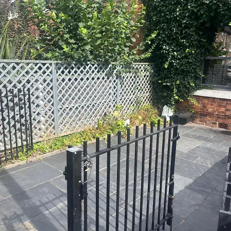 3-bedroom With Free Parking In Chorlton Манчестер