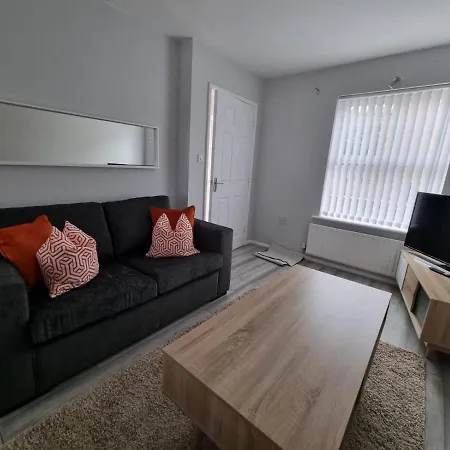 Beautiful 4 Bed Home, Sleeps 6, Driveway Parking * 맨체스터
