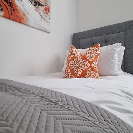 펜션 Beautiful 4 Bed Home, Sleeps 6, Driveway Parking *