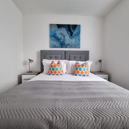 Ferienhaus Beautiful 4 Bed Home, Sleeps 6, Driveway Parking