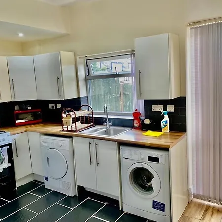Modern, Spacious And Comfortable 3 Bedroom Home. Manchester