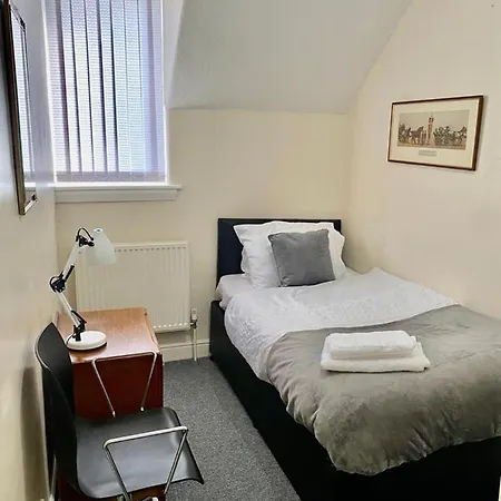 Modern, Spacious And Comfortable 3 Bedroom Home. Appartement Manchester