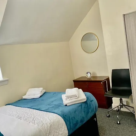 Appartement Modern, Spacious And Comfortable 3 Bedroom Home. *