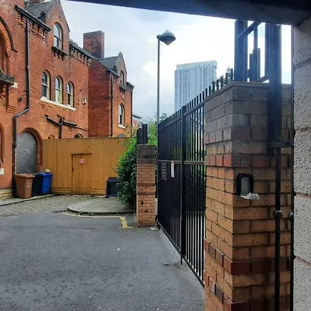 Lovely 2-bedroom Apartment, Free Parking Apartmán