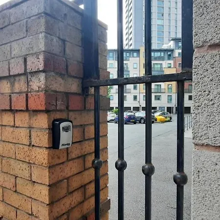 Lovely 2-bedroom Apartment, Free Parking Apartmán