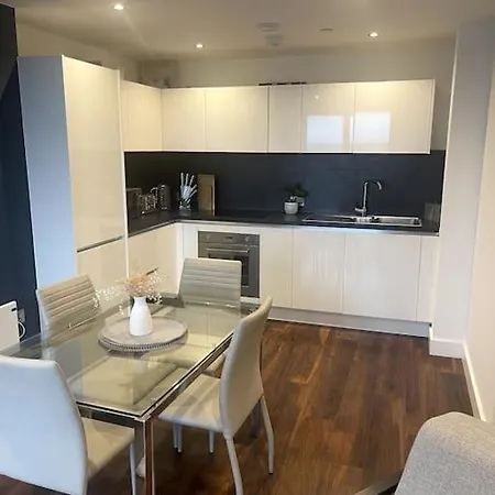 Lovely 2-bedroom With Balcony Daire Manchester