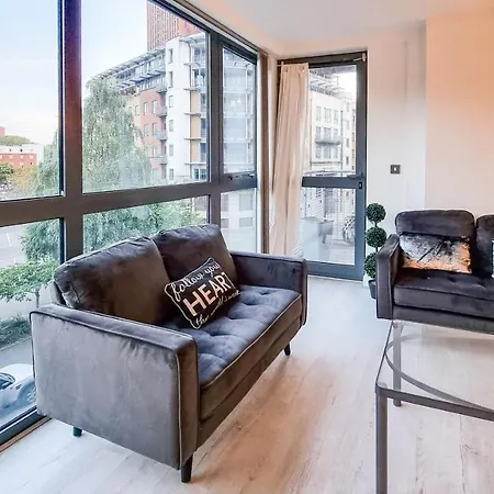 Bright Apt With Balcony & Secure Parking 公寓式酒店 *