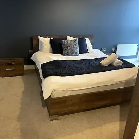 Daire Lovely 2-bedroom With Balcony