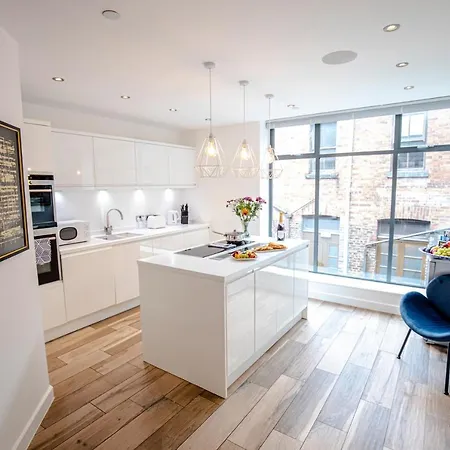 Апартаменты Huge City Centre Townhouse With Roof Terrace Манчестер