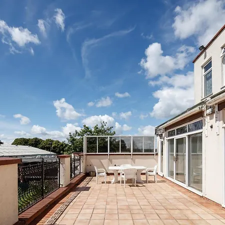 Beautiful 'mayfield' With Private Pool!