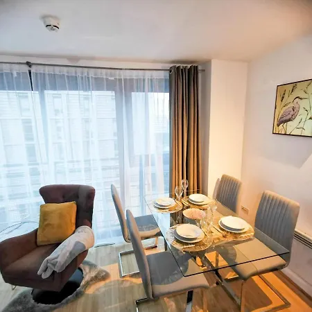 Apartmán Lovely 2-bedroom Apartment, Free Parking *