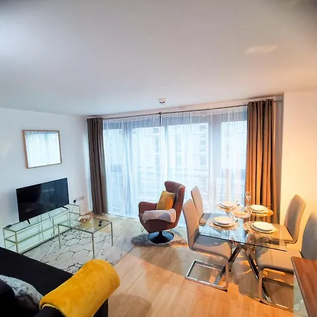 Apartmán Lovely 2-bedroom Apartment, Free Parking
