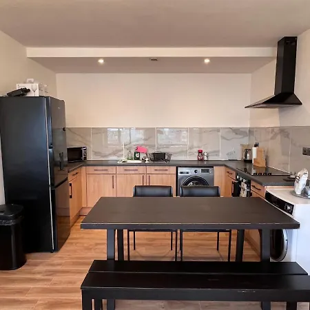 View 2 Bedrooms Flat *