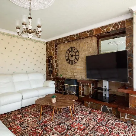 Beautiful 'mayfield' With Private Pool! Casa de Férias Manchester