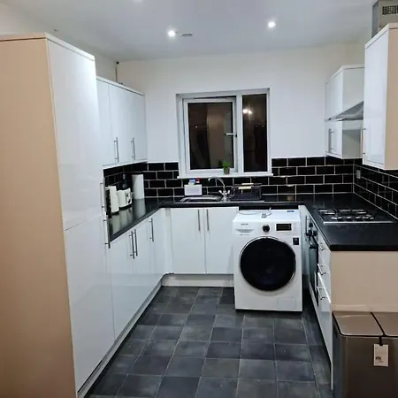 Impeccable 4-bed House Near Centre * Manchester
