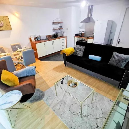 Apartmán Lovely 2-bedroom Apartment, Free Parking