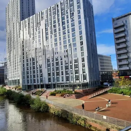 Apartmán Lovely 2-bedroom Apartment, Free Parking *