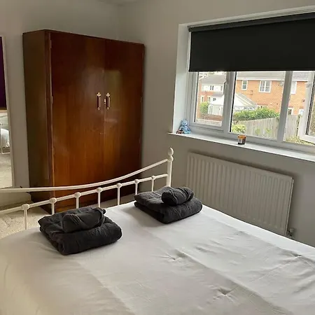 2 Bedroom House With Garden * Manchester