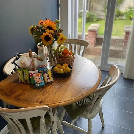 2 Bedroom House With Garden Manchester