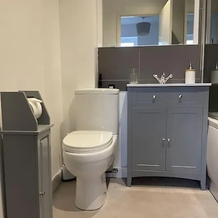 2 Bedroom House With Garden Holiday home Manchester