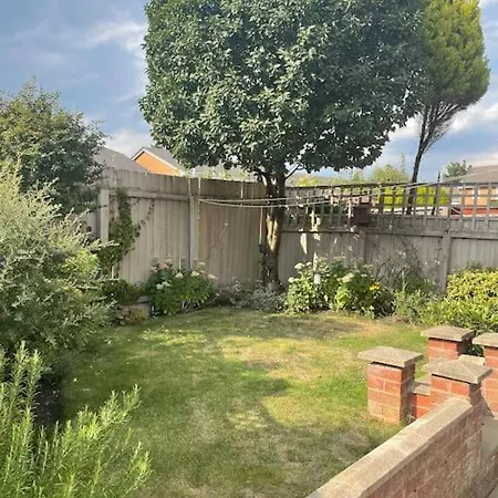 2 Bedroom House With Garden Holiday home Manchester