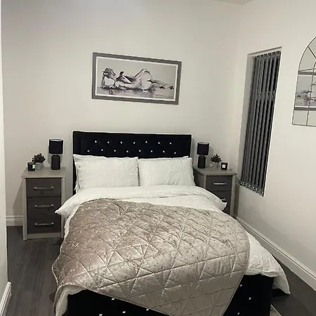 Short Stopzzz & Indoor Hot Tub Апартаменты Манчестер