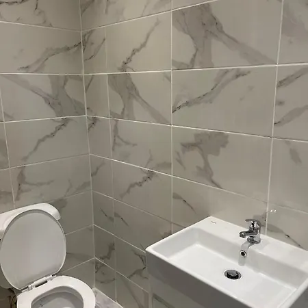 Апартаменты Short Stopzzz & Indoor Hot Tub