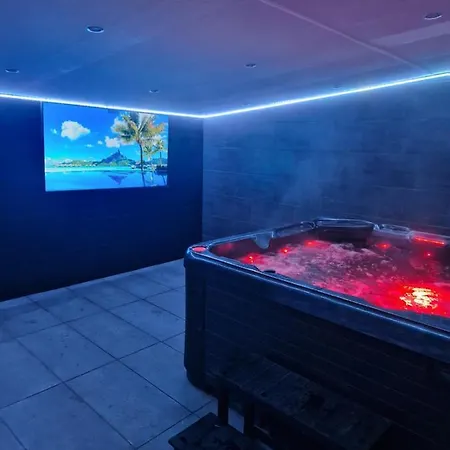 아파트 Short Stopzzz & Indoor Hot Tub *