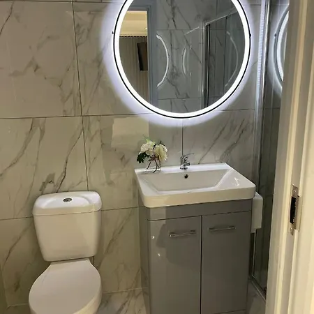 Апартаменты Short Stopzzz & Indoor Hot Tub Манчестер