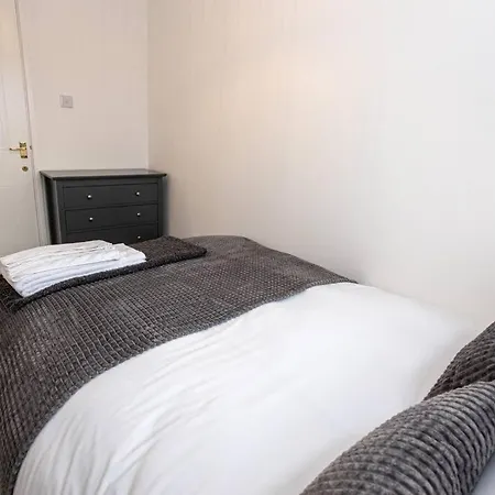 Charming Refurbished 4 Bed With A Garden In Hulme * Manchester