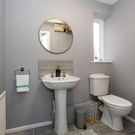 Charming Refurbished 4 Bed With A Garden In Hulme